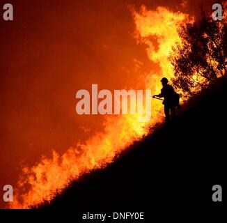 25. Dezember 2013, Simi Valley Kalifornien-USA. Ventura Feuerwehr zusammen mit Los Angeles, LA County und CalFire kämpfen ein Buschfeuer Weihnachten Nacht späten Mittwoch 25. Dezember in Simi Valley. Die starken Winde helfen die Buschfeuer entlang Santa Susana Pass Rd. westlich von Rocky Peak südlich der 118 Autobahn brennen. Das Brennen rund um 8-10 Hektar und keine Häuser wurden beschädigt. Das verursacht ist zu diesem Zeitpunkt noch unbekannt. Simi Valley ca. 25. Dezember 2013 Foto von Gene Blevins/LA DailyNews/ZumaPress. (Kredit-Bild: © gen Blevins/ZUMAPRESS.com) Bildnachweis: ZUMA Press, Inc./Alamy Live-Nachrichten Stockfoto