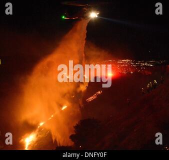 25. Dezember 2013, Simi Valley Kalifornien-USA. Ventura Feuerwehr zusammen mit Los Angeles, LA County und CalFire kämpfen ein Buschfeuer Weihnachten Nacht späten Mittwoch 25. Dezember in Simi Valley. Die starken Winde helfen die Buschfeuer entlang Santa Susana Pass Rd. westlich von Rocky Peak südlich der 118 Autobahn brennen. Das Brennen rund um 8-10 Hektar und keine Häuser wurden beschädigt. Das verursacht ist zu diesem Zeitpunkt noch unbekannt. Simi Valley ca. 25. Dezember 2013 Foto von Gene Blevins/LA DailyNews/ZumaPress. (Kredit-Bild: © gen Blevins/ZUMAPRESS.com) Bildnachweis: ZUMA Press, Inc./Alamy Live-Nachrichten Stockfoto