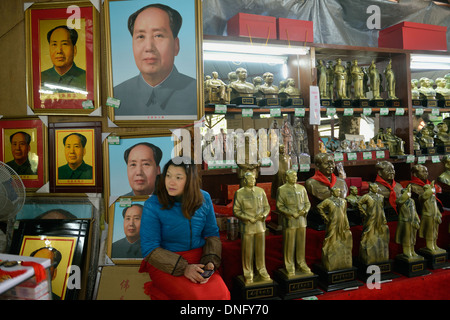 Ein Frau-Anbieter verkauft Souvenir im Zusammenhang mit Mao Zedong in Shaoshan, der Geburtsort von Mao, Provinz Hunan, China. 6. Dezember 2013 Stockfoto