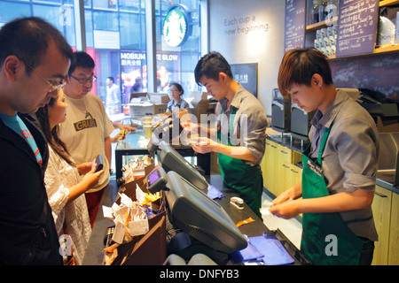 Peking China, Chinesisch, Chaoyang District, Sanlitun Village, Süd-Nord-Piazza Deck, Shopping Shopper Shop Geschäfte Markt Kauf Verkauf, Laden Geschäfte Busin Stockfoto