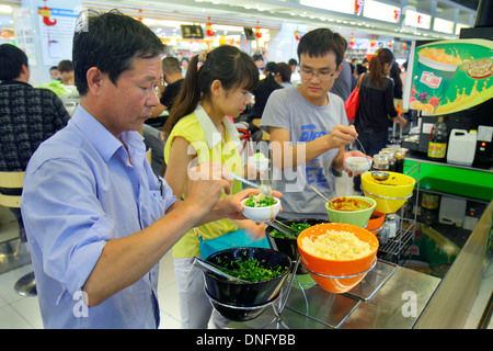 Peking China, Chinesisch, Oriental, Guang an Men Nei Da Jie, Guanganmen Außenstraße, Regenbogen-Zentrum, Zentrum, Shopping Shopper Shopper Shop Geschäfte Markt Marke Stockfoto