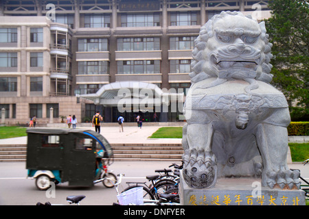 Peking China, Chinesisch, Haidian District, Peking Universität, PKU, Beidà, Hochschulbildung, Campus, Ziersteinlöwe, Velomobil, drei 3 Rädern elektrische c Stockfoto