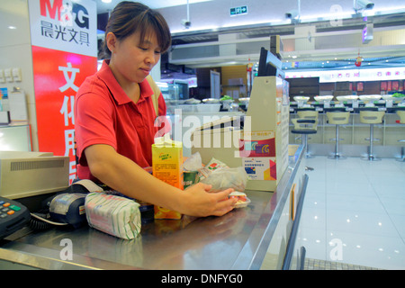 Peking China, Chinesisch, Oriental, Guang an Men Nei Da Jie, Guanganmen Außenstraße, Regenbogen-Zentrum, Zentrum, Shopping Shopper Shopper Shop Geschäfte Markt Marke Stockfoto