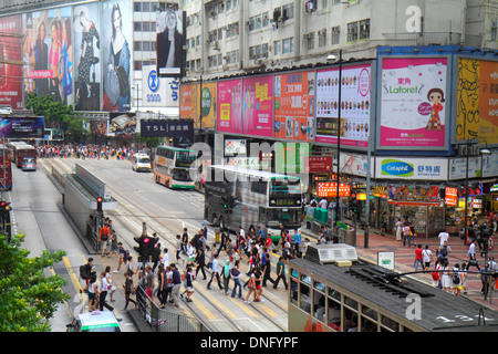 Hongkong China,HK,Asien,Chinesisch,Orientalisch,Insel,Causeway Bay,Yee wo Street,Crossing,Bus,Bus,Billboards,Anzeige,Werbung,Anzeigen,Unternehmen,Bezirk,Kanton Stockfoto