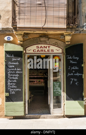 BARCELONA, SPANIEN - 09. SEPTEMBER 2013: Kleines Café im Carrer del Baluart, am Rande des Placa del Poeta Boscain Stockfoto