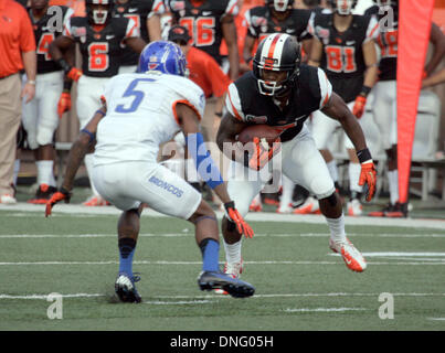 Honolulu, HI, Vereinigte Staaten. 24. Dezember 2013. 24. Dezember 2013 - Oregon State Beavers Wide Receiver Brandin kocht #7 versucht Deek Boise State Broncos Cornerback Donte Deayon #5 während der Aktion zwischen dem Oregon State Beavers und Boise State Broncos im Sheraton Hawaii Bowl im Aloha Stadium in Honolulu, HI. © Csm/Alamy Live-Nachrichten Stockfoto