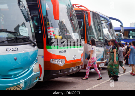 Hongkong China, HK, Asien, Chinesisch, Orientalisch, Kowloon, nach Kwa Wan, Kowloon City Pier Bus Terminus, Trainer, Asiaten, ethnische Einwanderer Minderheit Stockfoto