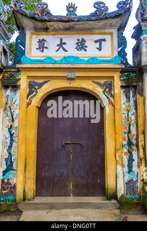 Alte Holztür in einem vietnamesischen Stockfoto