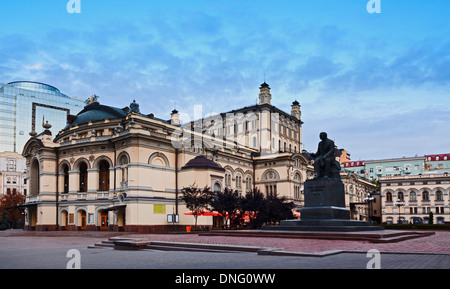 Hauptstadt der Ukraine Kiew Oper und Balletthaus am Sonnenaufgang Seite anzeigen mit Statue des ukrainischen Komponisten Stockfoto