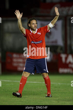 Buenos Aires, Argentinien. 27. Dezember 2013. Ehemaliger Fußballspieler Argentinien Independiente und Spaniens Barcelona Gabriel Milito begrüßt Zuschauer bei seinem Abschiedsspiel im Libertadores de America Stadion in Avellaneda Stadt, Provinz Buenos Aires, Argentinien, am 26. Dezember 2013 statt. Milito mit Argentiniens Independiente, Spanien Real Zaragaza und Barcelona gespielt. Bildnachweis: Martin Zabala/Xinhua/Alamy Live-Nachrichten Stockfoto