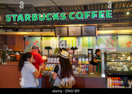 Texas, Houston, TX, Southwest, George Bush Intercontinental Airport, IAH, Terminal, Gate, Starbucks Coffee, Barista, Café, Schalter, Gäste, Schlange, Schlange, Erwachsener, adu Stockfoto