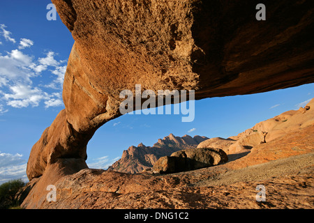 Massive Granit Arch, Spitzkoppe, Namibia, Südliches Afrika Stockfoto