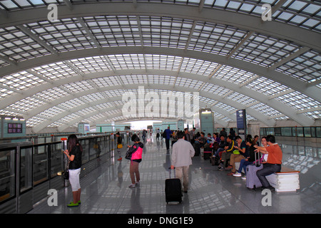 Peking China, Chinesisch, Beijing Capital International Airport, PEK, Terminal 3, T3, Express-Bahnhof, Plattform, asiatischer Mann Männer männlich, Erwachsene, Erwachsene, Frau fem Stockfoto