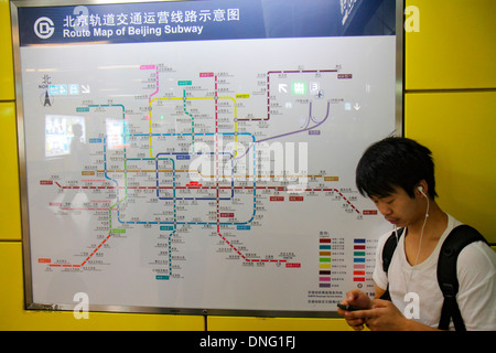 Peking China, Chinesisch, Xuanwumen U-Bahn-Station, Passagier Passagiere Fahrer, Fahrer, Asian Mann Männer männlich, Linie 4, Plattform, warten, Smartphone-Handy phon Stockfoto