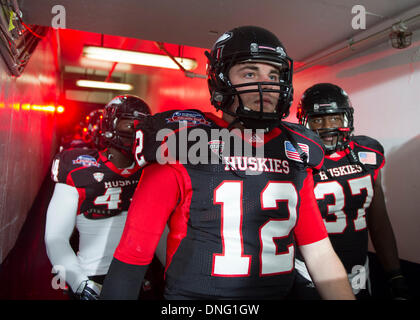 San Diego, CA, USA. 26. Dezember 2013. 26. Dezember 2013 San Diego, CA. Northern Illinois quarterback (12) Drew Hase vor dem Poinsettia Bowl in San Diego, Kalifornien am 26. Dezember 2013. (Obligatorische Credit: Ed Ruvalcaba / MarinMedia.org / Cal Sport Media) (Komplette Fotograf und Kreditkarte erforderlich) Bildnachweis: Csm/Alamy Live-Nachrichten Stockfoto