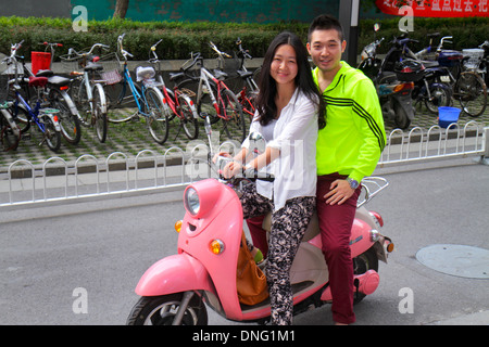 Peking China, Chinesisch, Guang an Men Nei Da Jie, Guanganmen Außenstraße, asiatischer Mann Männer männlich, Erwachsene, Erwachsene, Frau weibliche Frauen, Paar, Elektroroller Stockfoto