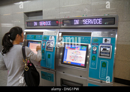 Peking China, Chinesisch, U-Bahn-Station Caishikou, Linie 4, Selbstbedienung, Ticketautomaten, asiatischer Erwachsener, Erwachsene, weibliche Frauen, Reiter, chinesischer Charakter Stockfoto