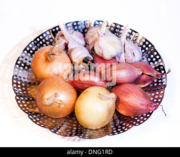 Zwiebel, Schalotten, Knoblauch auf eine dampfende Schüssel Stockfoto