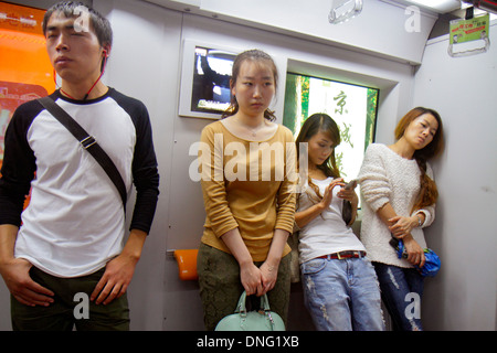 Peking China, Asien, Chinesisch, Orientalisch, Wangfujing U-Bahn-Station, Linie 1, öffentliche Verkehrsmittel, Zug, Passagierkabine, stehend, Passagierfahrer r Stockfoto