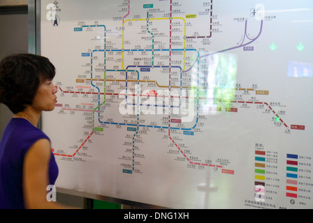 Peking China, Asien, Chinesisch, Orient, Caishikou U-Bahn-Station, Linie 4, öffentliche Verkehrsmittel, Autobahn Route, Karte, Asiaten, Erwachsene, Erwachsene, Frauen fema Stockfoto