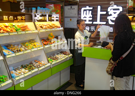 Peking China, Asien, Chinesisch, Orient, Xicheng, Asiaten, Erwachsene, Erwachsene, Frau Frauen weibliche Dame, Lebensmittel, Verkäufer Verkäufer Verkäufer, Stände Stand Händler mer Stockfoto