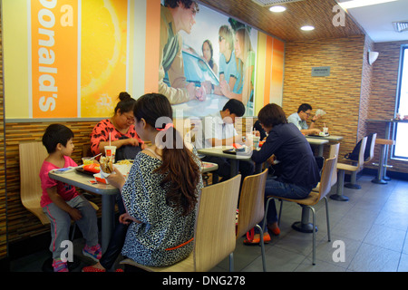 Beijing China, China, Xicheng, Changchunjie, McDonald's, Burger, Hamburger, Fast Food, Restaurants, Restaurants, Restaurants, Cafés, Küche, Essen, Inneneinrichtung Stockfoto