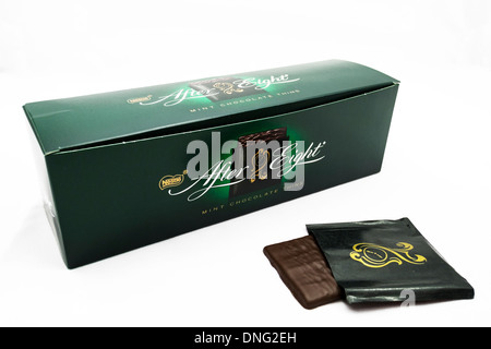 nach acht Münzstätten Box und Wafer lichtet Schokolade textfreiraum weißen Hintergrund ausschneiden Stockfoto