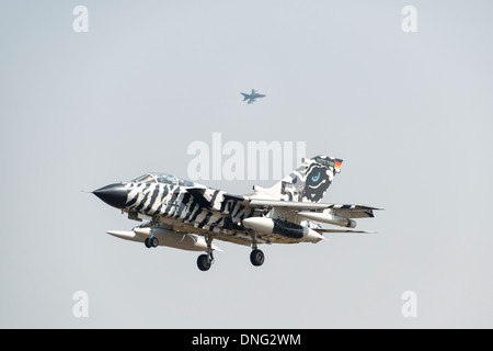 Deutsche Luftwaffe Luftwaffe Panavia Tornado in speziellen Arktis Tiger Lackierung kommt 2013 RIAT Stockfoto