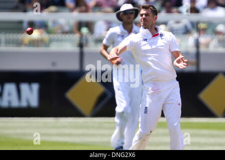 Melbourne, Australien. 27. Dezember 2013. James Anderston während dem Tag zwei der vierten Asche Test Match zwischen Australien und England bei der MCG - Boxing Day Test Deutschland Vs England, MCG, Melbourne, Australien. Bildnachweis: Aktion Plus Sport/Alamy Live-Nachrichten Stockfoto