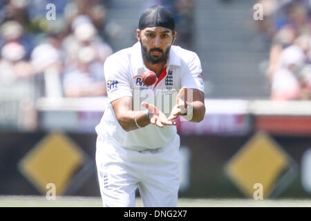 Melbourne, Australien. 27. Dezember 2013. Monty Panesar während dem Tag zwei der vierten Asche Test Match zwischen Australien und England bei der MCG - Boxing Day Test Deutschland Vs England, MCG, Melbourne, Australien. Bildnachweis: Aktion Plus Sport/Alamy Live-Nachrichten Stockfoto
