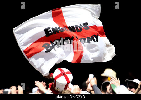 Melbourne, Australien. 27. Dezember 2013. Barmy Army während der Tag zwei der vierten Asche Test Match zwischen Australien und England bei der MCG - Boxing Day Test Deutschland Vs England, MCG, Melbourne, Australien. Bildnachweis: Aktion Plus Sport/Alamy Live-Nachrichten Stockfoto