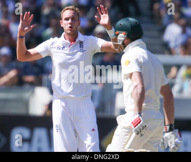 Melbourne, Australien. 27. Dezember 2013. Stuart Broad feiert den Tag zwei der vierten Asche Test Match zwischen Australien und England bei der MCG - Boxing Day Test Deutschland Vs England, MCG, Melbourne, Australien. Bildnachweis: Aktion Plus Sport/Alamy Live-Nachrichten Stockfoto