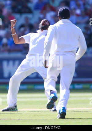 Melbourne, Australien. 27. Dezember 2013. Monty Panesar feiert den Tag zwei der vierten Asche Test Match zwischen Australien und England bei der MCG - Boxing Day Test Deutschland Vs England, MCG, Melbourne, Australien. Bildnachweis: Aktion Plus Sport/Alamy Live-Nachrichten Stockfoto