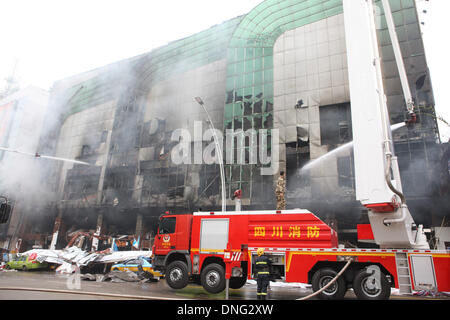 Luzhou, Provinz Sichuan. 27. Dezember 2013.  Retter arbeiten an der Unfallstelle, nachdem ein Feuer ausgelöst durch eine Erdgas-Explosion in einem Einkaufszentrum in Luzhou Stadt, Südwest-China Sichuan Provinz, 27. Dezember 2013 brach. Vier Personen wurden bestätigten Toten und 35 andere bei dem Unfall verletzt. Bildnachweis: Luo Guanglian/Xinhua/Alamy Live-Nachrichten Stockfoto