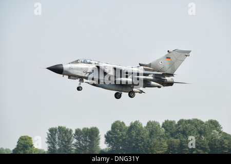 Deutsche Luftwaffe Luftwaffe Panavia Tornado ECR kommt 2013 Royal International Air Tattoo in Fairford. Stockfoto