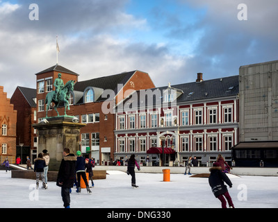 Hauptplatz mit öffentlichen Eislaufplatz in Esbjerg, Dänemark Stockfoto