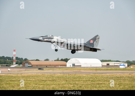 Mikoyan MiG-29 von der polnischen Luftwaffe Air Überlegenheit Kampfjet landet auf RAF Fairford zur Teilnahme an der 2013 RIAT Stockfoto