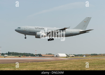 Airbus A310-304 MRTT der Luftwaffe kommt in Fairford 2013 Royal International Air Tattoo teilzunehmen. Stockfoto