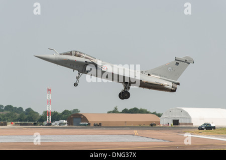 Dassault Aviation Rafale Multi Rolle Jagdflugzeug der französischen Luftstreitkräfte oder Armee De l ' Air, landet für die RIAT in Fairford Stockfoto