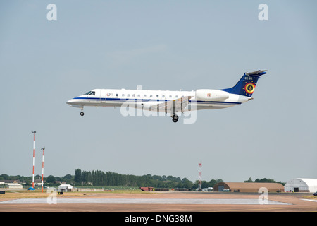 Eine Embraer ERJ-135 Executive Jets der Luftwaffe Belgien kommt an zur Teilnahme an der 2013 RIAT Fairford Stockfoto