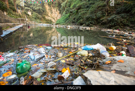 Umweltverschmutzung im Himalaya. Müll im Wasser des Bagmati-Fluss. Stockfoto