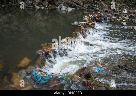 Umweltverschmutzung im Himalaya. Müll im Wasser des Bagmati-Fluss. Stockfoto