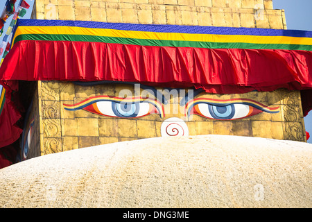 Nahaufnahme: Bodhnath Stupa in Kathmandu mit Buddha-Augen. Stockfoto