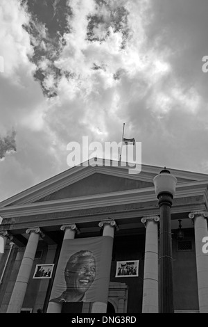 Abschlusstag an der University of Cape Town 14. Dezember 2013. Schwarz / weiß Foto von Jameson Hall. Stockfoto