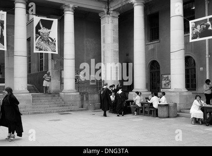 Abschlusstag an der University of Cape Town 14 Dezember 2013.Black und weiß Foto von Absolventinnen und Absolventen zu Fuß. Stockfoto