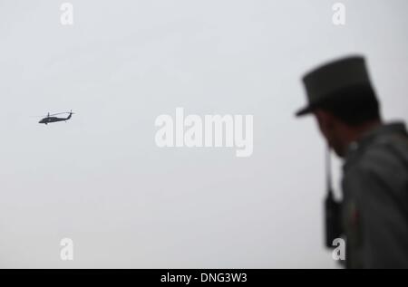 Kabul. 27. Dezember 2013. Ein militärische Hubschrauber fliegt über die Website des Selbstmord Autos Bombenanschlag in Kabul, Afghanistan am 27. Dezember 2013. Drei Soldaten der Streitkräfte der NATO-geführten ISAF-Koalition wurden getötet in einem Auto Selbstmordanschlag in der afghanischen Hauptstadt Kabul am Freitag, die Koalitionstruppen bestätigt. Bildnachweis: Ahmad Massoud/Xinhua/Alamy Live-Nachrichten Stockfoto