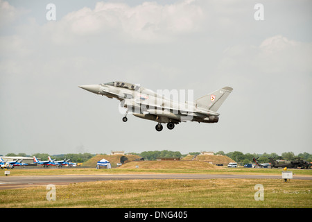 British Royal Air Force Eurofighter EF2000 Typhoon Multi Rolle Kampfjet kommt an RAF Fairford zur Teilnahme an der 2013 RIAT Stockfoto