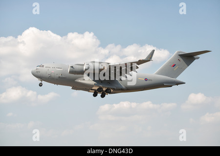 British Royal Air Force Boeing C-17A Globemaster von 99 Squadron kommt an RAF Fairford für 2013 RIAT Stockfoto