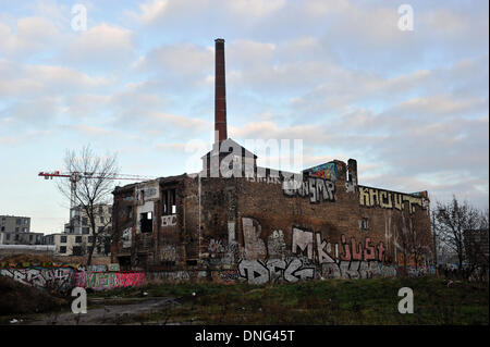 Ein Kamin ragt bis in den Himmel auf dem Gelände der ehemaligen Eisfabrik in der Koepenicker Straße in Berlin-Mitte, Deutschland, 27. Dezember 2013. Bulgaren und Rumänen leben illegal in das denkmalgeschützte Gebäude für eine längere Zeit schon. Foto: Paul Zinken/dpa Stockfoto