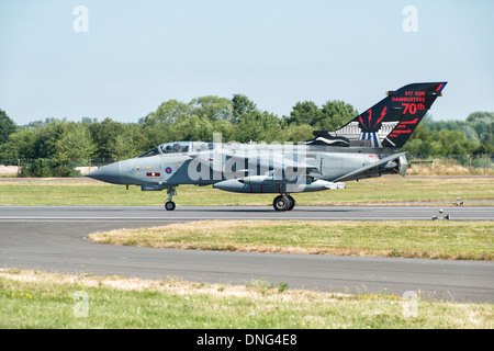 British Royal Air Force Panavia Tornado GR4 ZD492 Swing Wing Multi Rolle Jagdbomber kommt für die RIAT in Fairford Stockfoto